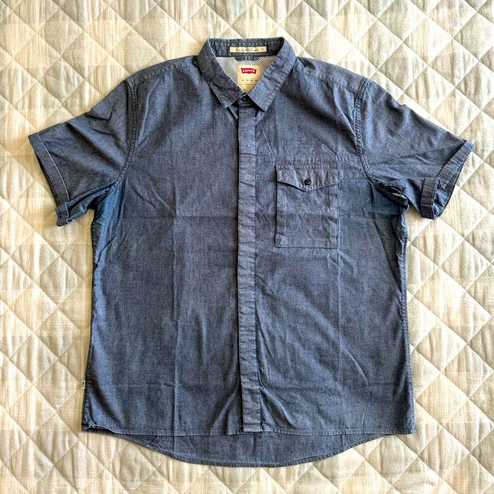 LEVI’s MENS CHAMBRAY BUTTON UP